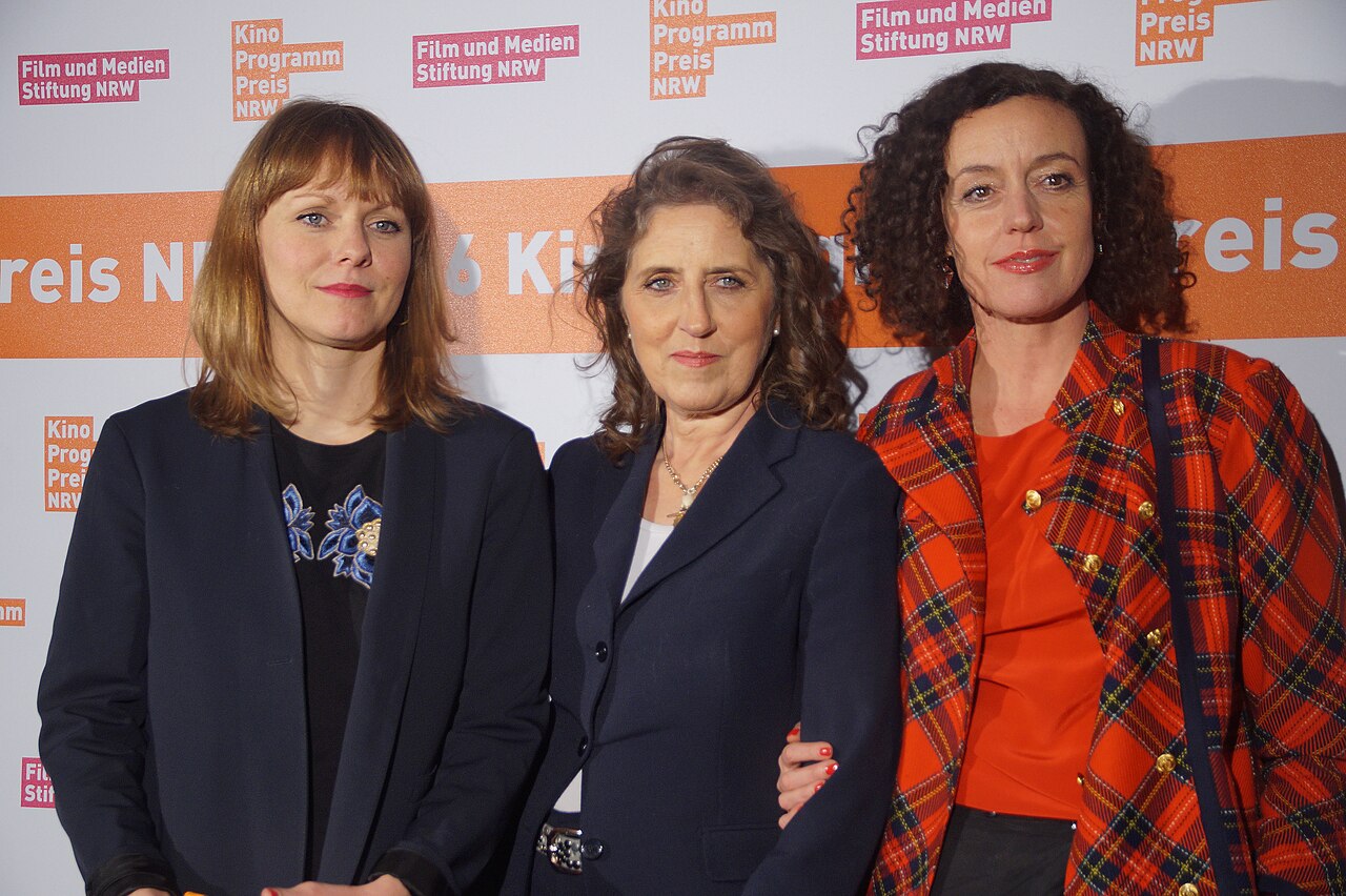 Maren Ade und Maria Schrader mit Filmstiftungs-Geschäftsführerin Petra Müller beim NRW Kinoprogrammpreis, November 2016, Köln.