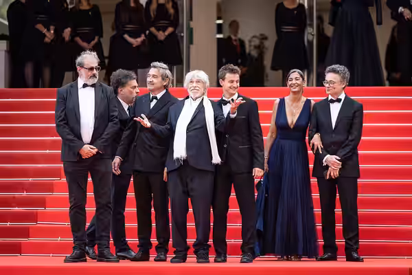 Cast and director of the film L'Homme qui a vu l'ours qui a vu l'homme at the 2025 Cannes Film Festival