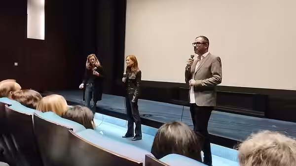 Mia Hansen-Love, Isabelle Huppert et Bernard Benoliel présentant le film "L'Avenir" en la salle Franju de la Cinémthèque française. (2022)