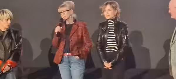 Marina Foïs, Maureen Kearney (au centre en veste rouge) et Isabelle Huppert (2023)