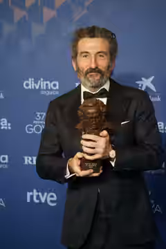 Luis Zahera con el Goya 2023 al mejor actor de reparto por As Bestas
