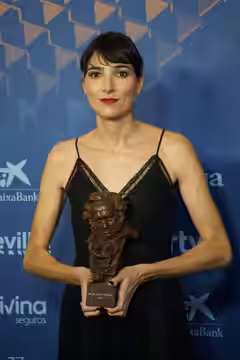 Isabel Peña con el Goya 2023 al mejor guión por As Bestas
