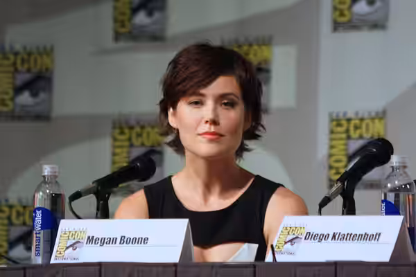 Megan Boone (Elizabeth Keen) (2013)