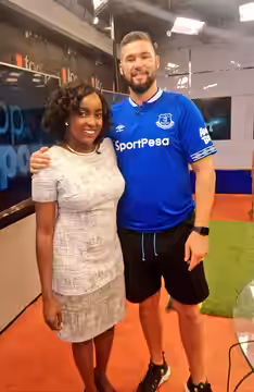 Idah with British boxer, Tony Bellew. (2020)