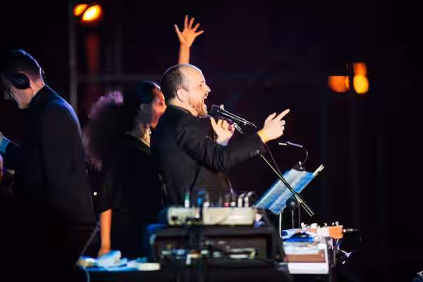 Más de 50 músicos y el Coro de la Universidad Politécnica acompañaron ayer a Matthew Herbert en su apertura de la nueva edición de Veranos de la Villa. En plena (2018)
