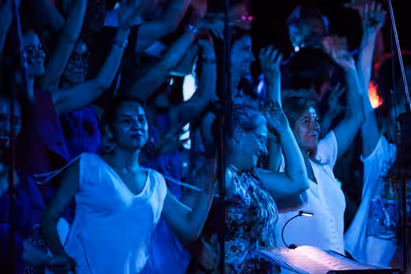 Más de 50 músicos y el Coro de la Universidad Politécnica acompañaron ayer a Matthew Herbert en su apertura de la nueva edición de Veranos de la Villa. En plena (2018)