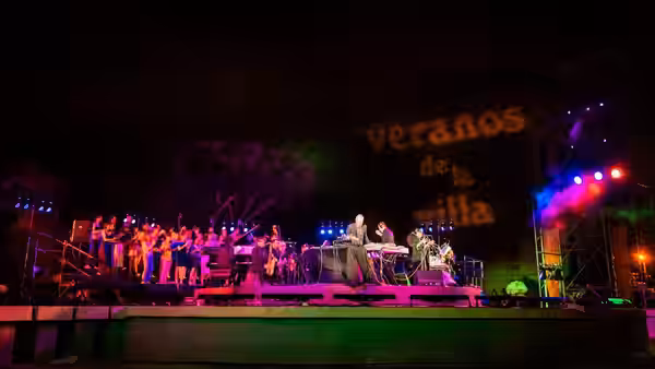 Más de 50 músicos y el Coro de la Universidad Politécnica acompañaron ayer a Matthew Herbert en su apertura de la nueva edición de Veranos de la Villa. En plena (2018)