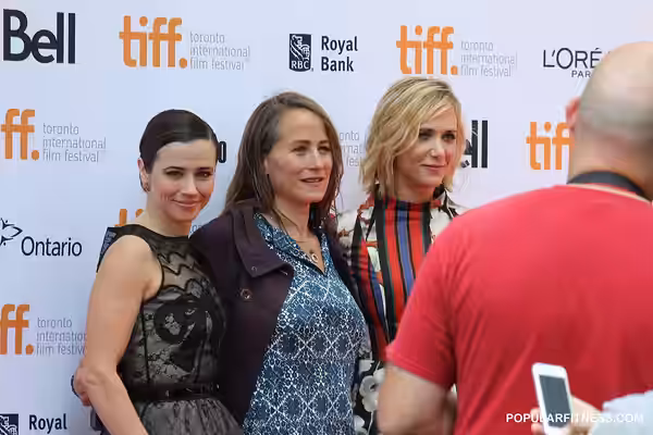 Linda Cardellini at TIFF posing with co-stars of the movie Welcome to Me. Looks like she is looking right at my camera lens, but I am quite far away, so I have  (2014)