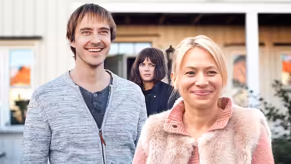 Jonas Karlsson, Frida Hallgren och Josephine Bornebusch (i bakgrunden) i komedin Hallonbåtsflyktingen. (2013)