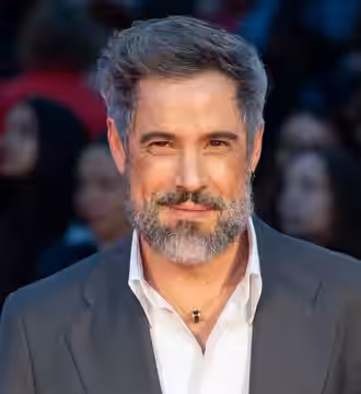Unax Ugalde en la alfombra roja del Festival de Málaga 2024 frente al Teatro Cervantes