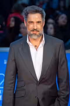 Unax Ugalde en la alfombra roja del Festival de Málaga 2024 frente al Teatro Cervantes