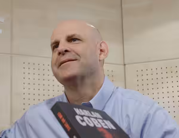 Harlan Coben lors d'une séance de dédicace à la Fnac St Lazare, Paris, France. 12 mars 2009.