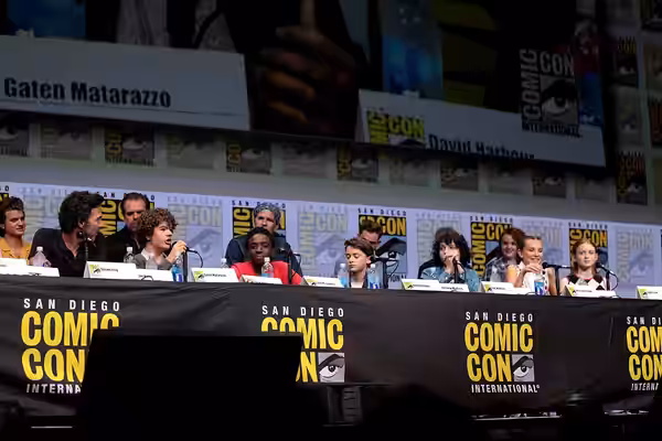 Joe Keery, Shawn Levy, David Harbour, Caleb McLaughlin, Matthew Modine, Noah Schnapp, Dacre Montgomery, Finn Wolfhard, Shannon Purser, Millie Bobby Brown and Sa (2017)