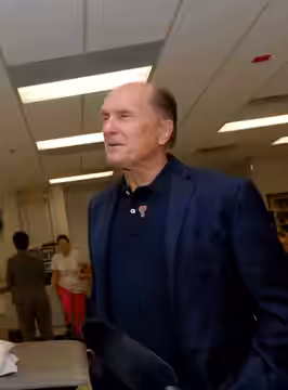American actor Robert Duvall visiting the Walter Reed Army Medical Center in Washington. (2007)