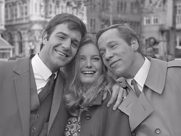 Opname speelfilm "Love in Amsterdam" op Rembrandtplein; Guido de Moor, Catherine Schell en Piet Römer (in 1970 uitgebracht als "Amsterdam Affair") 15 november 1 (1967)