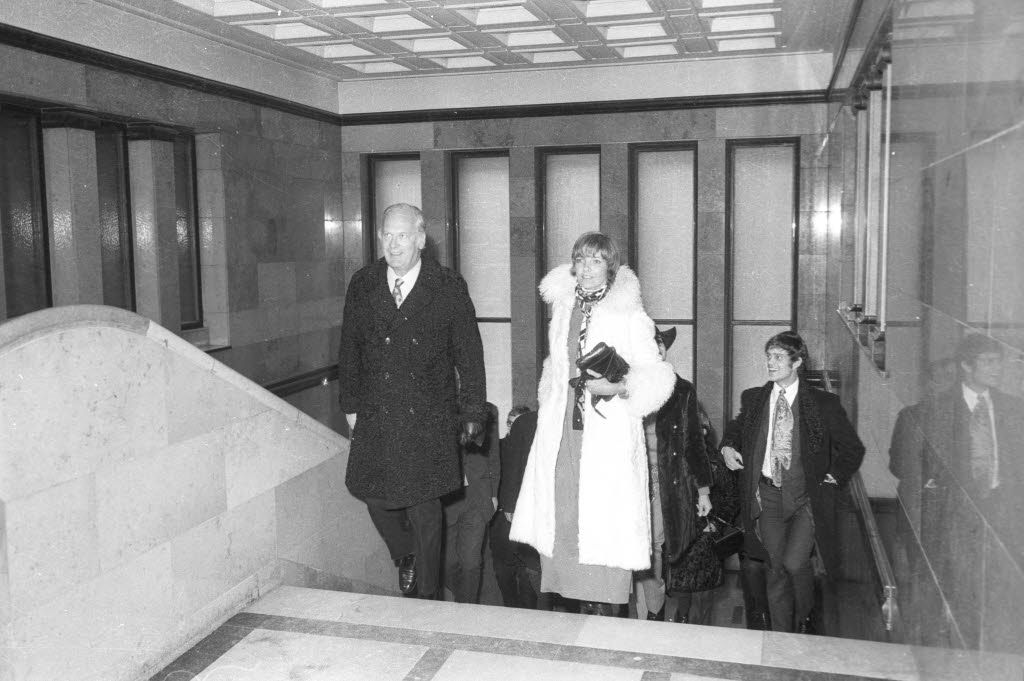Zu einem Empfang anläßlich der Weltpremiere des Films "Ohrfeigen" von Rolf Thiele im Metro-Kino an der Holtenauer Straße. Vorn Curd Jürgens und Gila von Weiters (1970)