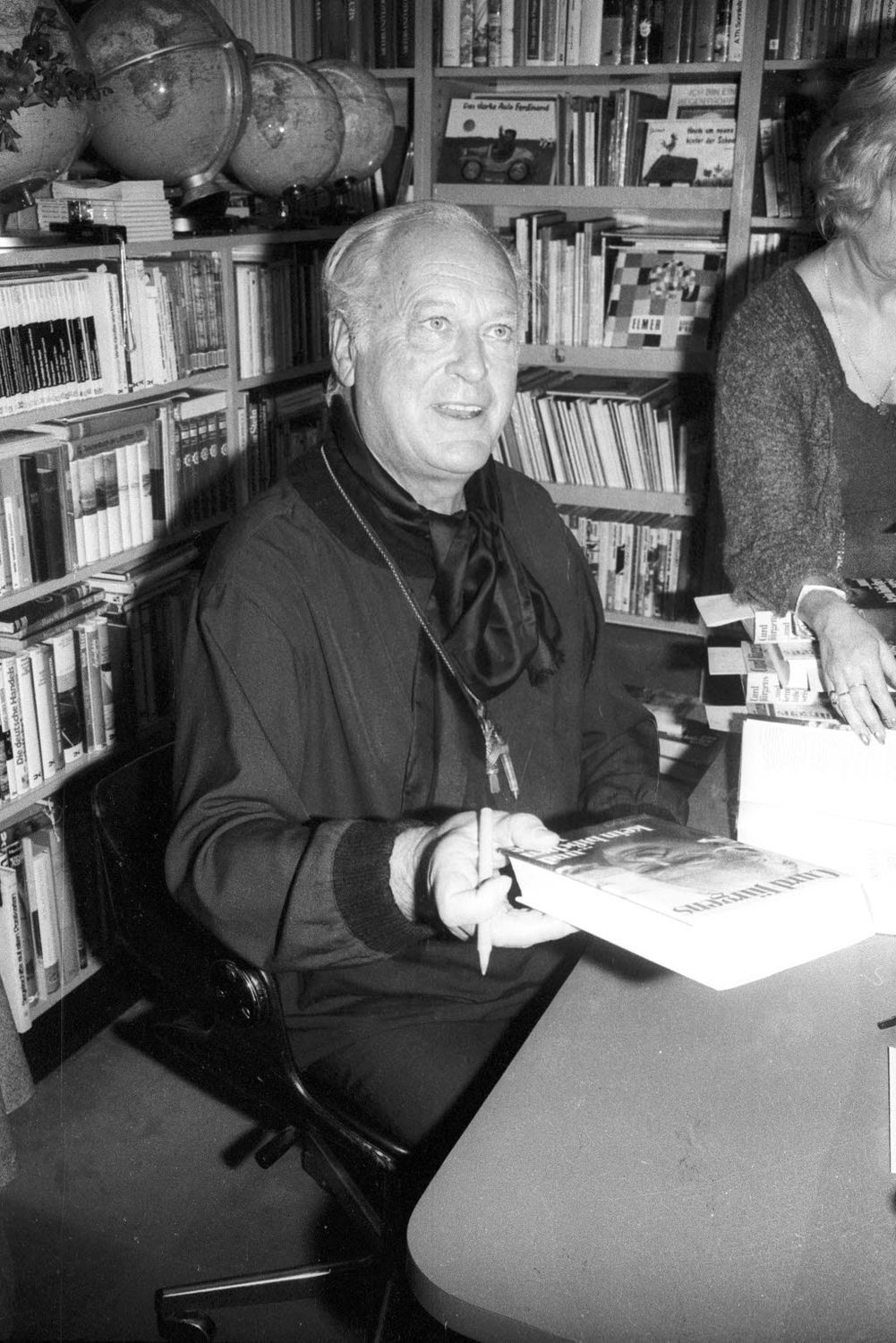 signiert ein Exemplar seines neuen Buches "... und kein bißchen weise" in der Buchhandlung Eckart Cordes in der Willestraße 12-14. (1976)