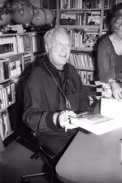 signiert ein Exemplar seines neuen Buches "... und kein bißchen weise" in der Buchhandlung Eckart Cordes in der Willestraße 12-14. (1976)