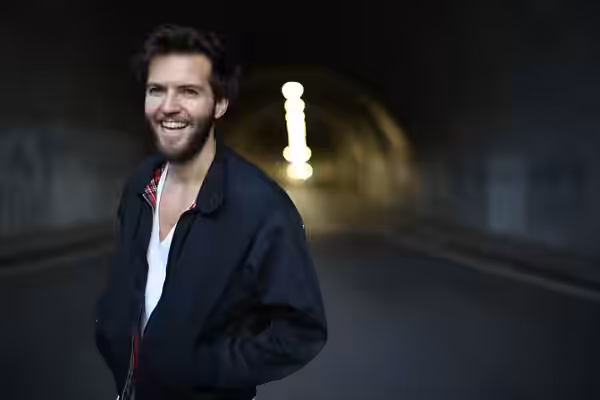 The actor, Guy Burnet (2015)