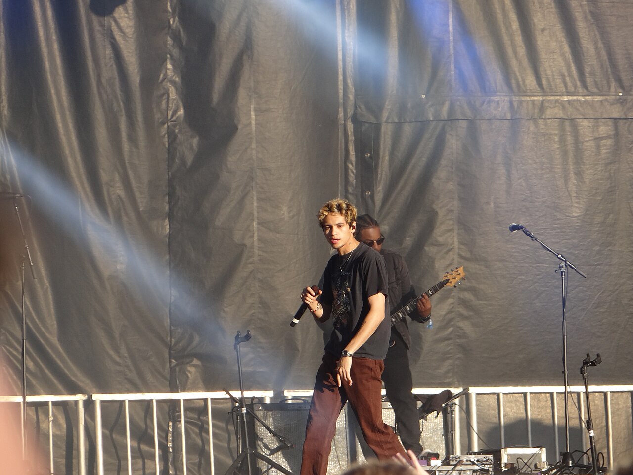 Dominic Fike performing at the 2021 Shaky Knees Music Festival