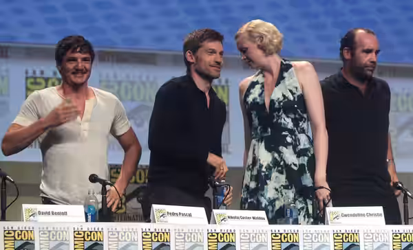 Pedro Pascal, Nikolaj Coster-Waldau, Gwendoline Christie, Rory McCann, Maisie Williams, George R. R. Martin, Natalie Dormer and Sophie Turner speaking at the 20 (2014)