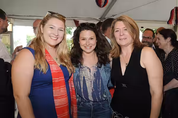 L to R: ?, Katie Lowes, and ?, Feierlichkeiten zum 240. Unabhängigkeitstag der Vereinigten Staaten von Amerika 1. Juli 2016