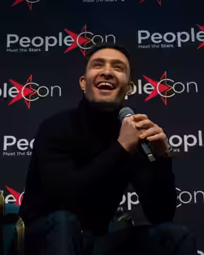 Ed Westwick s'exprimant pendant un panel lors d'une convention Gossip Girl (2024)