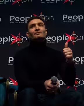 Ed Westwick s'exprimant pendant un panel lors d'une convention Gossip Girl (2024)