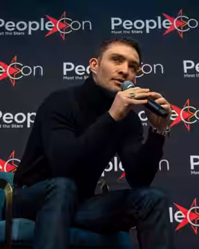 Ed Westwick s'exprimant pendant un panel lors d'une convention Gossip Girl (2024)