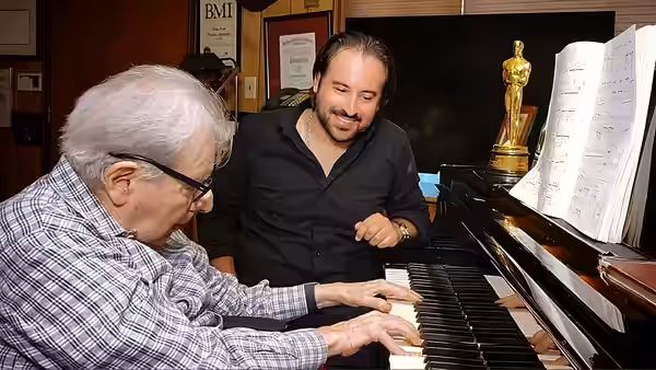 Rod Schejtman en la casa de Lalo Schifrin componiendo la sinfonía. Schejtman observa como Schifrin toca el piano (2023)