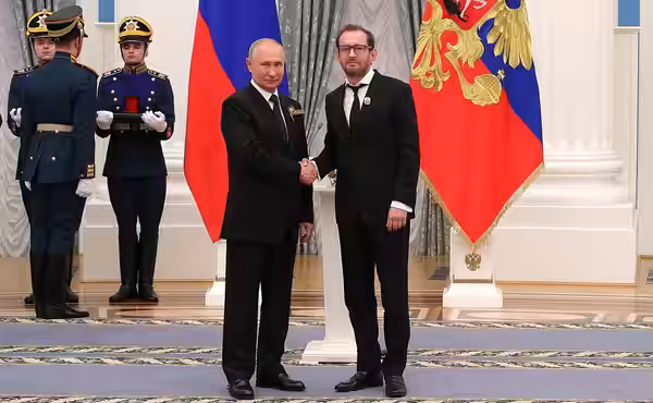 Вручение Государственных премий Российской Федерации. С актёром театра и кино, кинорежиссёром, учредителем благотворительного фонда Константином Хабенским. (2020)