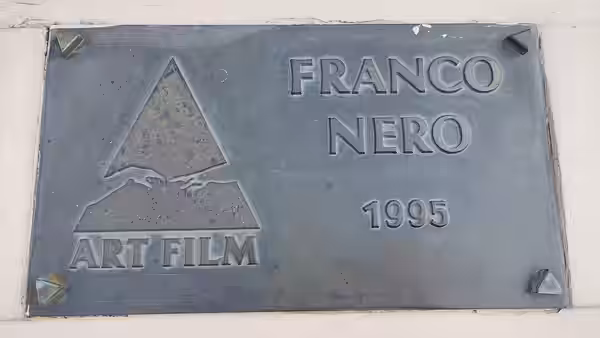 Ceduľa Artist´s Mission Award (Hercova misia) na MFF Art Film pripevnená na starom moste slávy v Trenčianských Tepliciach. (2024)