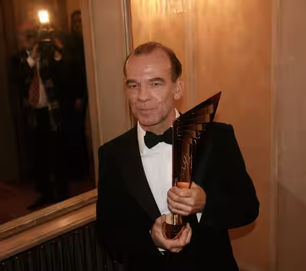 Martin Wuttke, ausgezeichnet als bester Schauspieler, bei der Verleihung des Nestroy-Theaterpreises 2010 im Burgtheater in Wien.