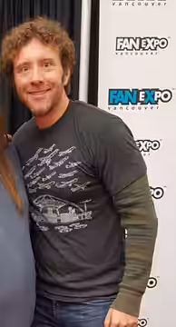 TJ Thyne posing with fan at Fan Expo Vancouver 2017