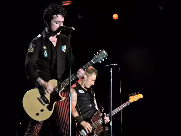 Billie Armstrong y Mike Dirnt de Green Day en octubre de 2010.