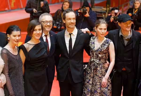 Cast & Crew bei der Premiere von Wilde Maus bei der Berlinale 2017