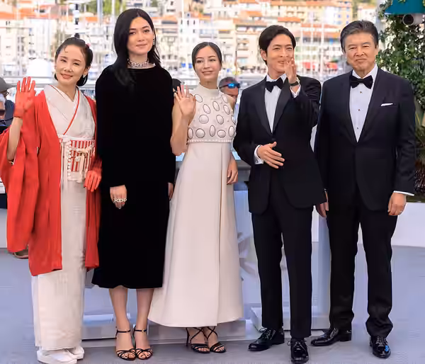 Yō Yoshida, Camilla Aiko, Suzu Hirose, Kōhei Matsushita and Tomokazu Miura presenting the movie A Pale View of Hills at the 2025 Cannes Film Festival