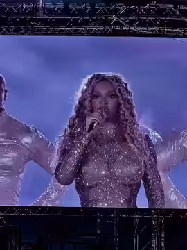 Beyonce performing cozy in Paris of her Cowboy Carter world tour 2025
