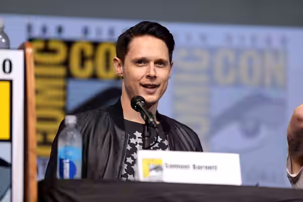 Samuel Barnett speaking at the 2017 San Diego Comic Con International, for "Dirk Gently's Holistic Detective Agency", at the San Diego Convention Center in San 