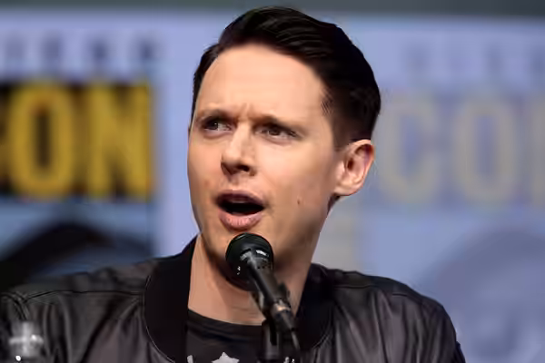 Samuel Barnett speaking at the 2017 San Diego Comic Con International, for "Dirk Gently's Holistic Detective Agency", at the San Diego Convention Center in San 