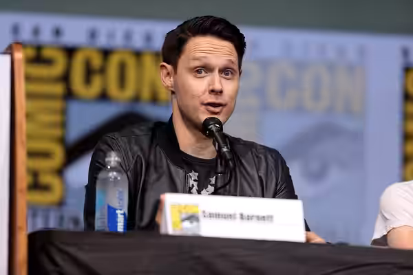 Samuel Barnett speaking at the 2017 San Diego Comic Con International, for "Dirk Gently's Holistic Detective Agency", at the San Diego Convention Center in San 