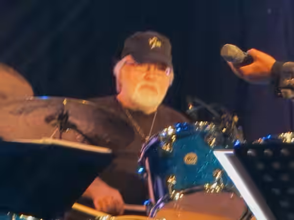 The TCB Band, Elvis Presley’s band since 1969, 2013 on stage at the 12th European Elvis Festival in en:Bad Nauheim, Dolce Theatre. Ron Tutt (en:Ron Tutt) (d) an