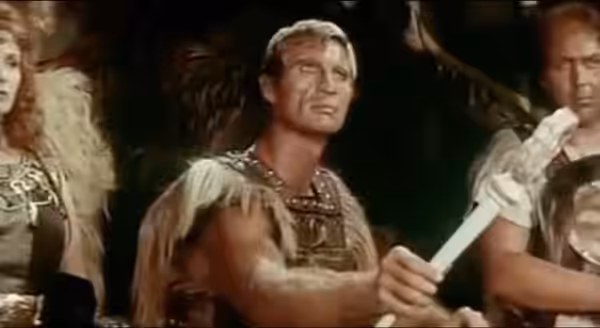 Gordon Mitchell in una scena del film italiano Brenno il nemico di Roma (1963)
