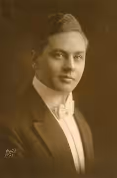 Vaudeville actor Samuel Ash. Subjects: vaudeville (1914)