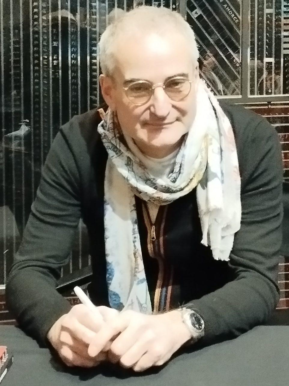 Olivier Assayas lors d'une séance de dédicace à la librairie de la Cinémathèque française. (2023)