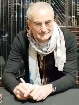 Olivier Assayas lors d'une séance de dédicace à la librairie de la Cinémathèque française. (2023)