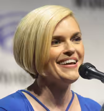 Kari Wahlgren speaking at the 2017 WonderCon in Anaheim, California.