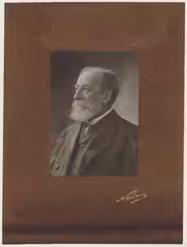 Sujet : Saint-Saëns, Camille (1835-1921) -- Portraits Saint-Saëns, Camille (1835-1921) -- Autographes Portraits Appartient à l’ensemble documentaire : IconMUS1  (1916)