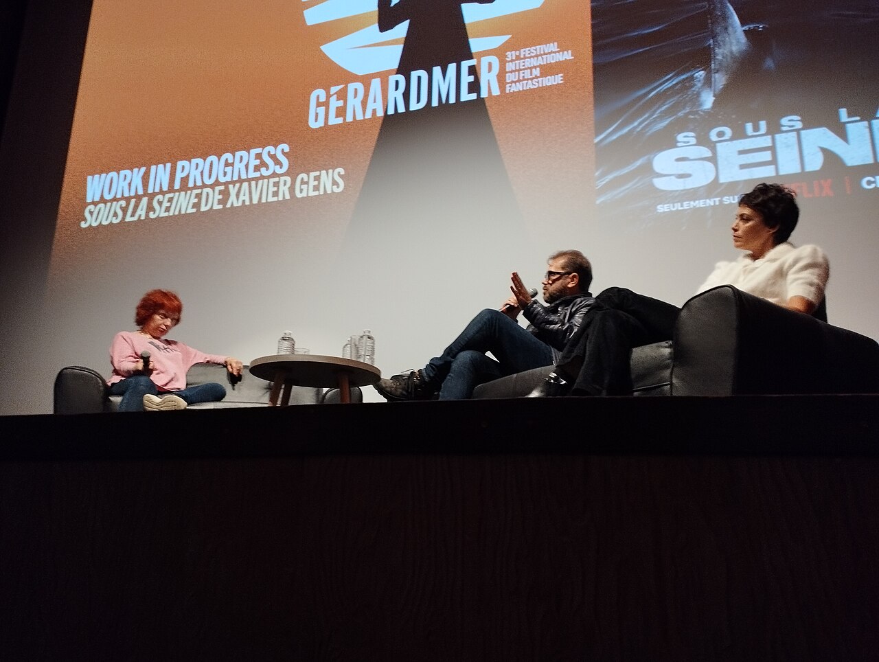 Xavier Gens et Bérénice Béjo présentant le film "Sous la Seine", au festival de Gérardmer, en janvier 2024.