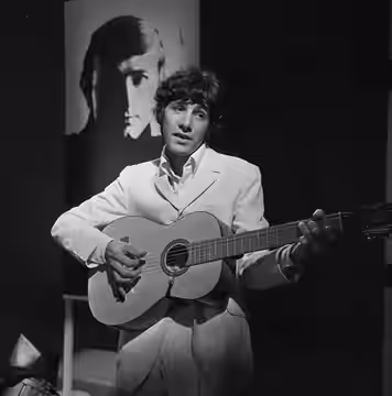 Cat Stevens singing "Portobello Road" and "I love my dog". Dutch TV programme "Fanclub". Recording date 15 October 1966, broadcast date 21 October 1966.